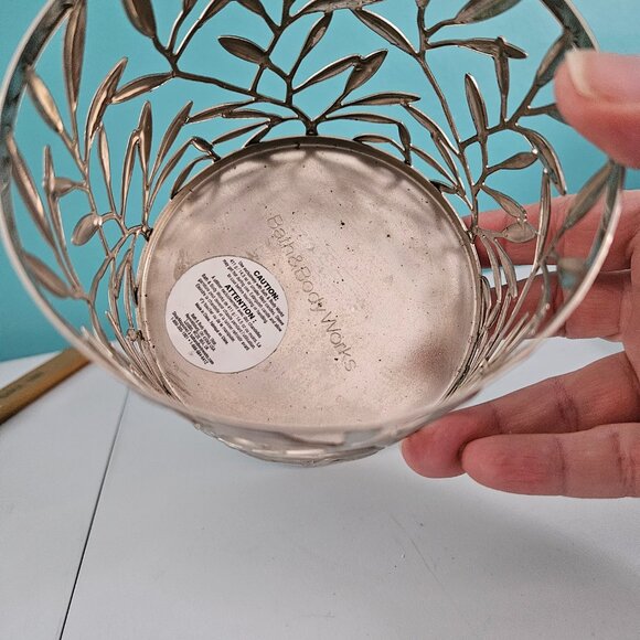 Bath & Body Works 3 Wick Pedestal Candle Holder Silver Vine Leaf Pre-owned - Picture 5 of 9